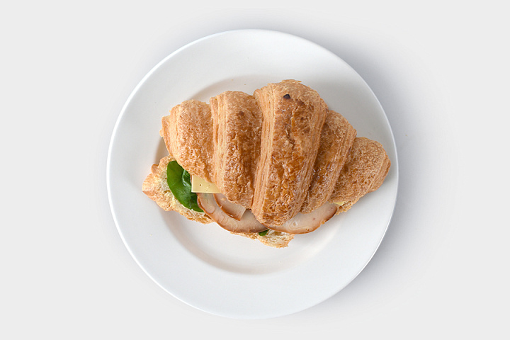 Круассан с курицей и соусом цезарь
